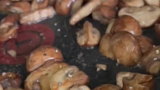 Faça Cogumelos ao alho cremosos na torrada😍