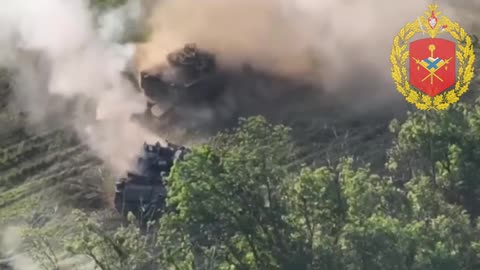 Ukrainian M2A2 Bradley comes to save the crew of another disable bradley under fire