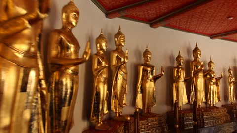 Golden Buddha statues