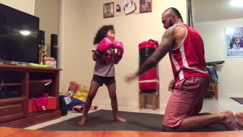 Niña de 4 años entrena con su papá para convertirse en boxeadora profesional