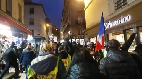 Manif anti-pass 💉 Paris - A l approche du Sacré-Coeur