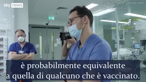 Un medico non vaccinato sfida il segretario alla salute del Regno Unito Sajid Javid