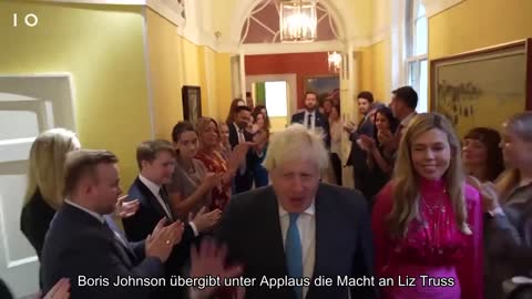 Boris Johnson, der die Macht an Liz Truss übergibt, verlässt unter Applaus die Residenz des Regieru