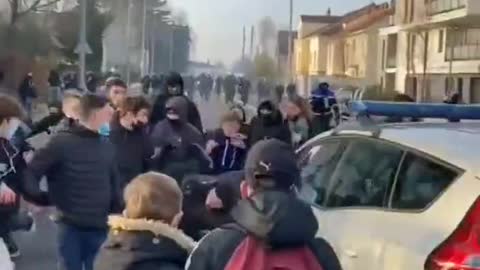 Pazzesco. polizia carica con l'auto studenti a Nantes 13 Gennaio 2022