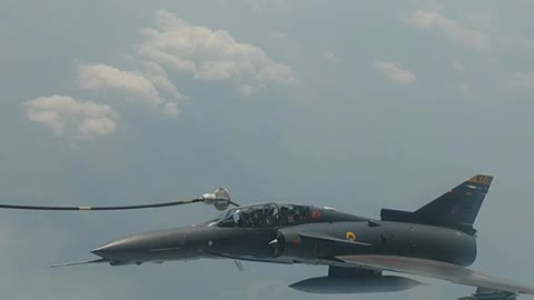 Tanqueando un avión militar en el aire