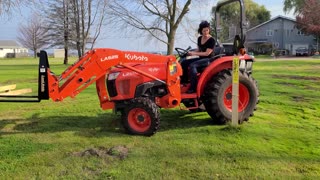 Kubota L2501: Learning To Use Pallet Forks Attachment