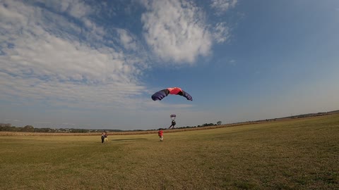 Salto de Paraquedas - O pouso do Renan no primeiro salto.