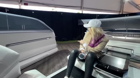 New Lincoln Model L100 Concept has a Cinema Floor