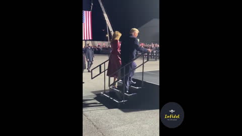 Trump and Melania boarding Air Force One