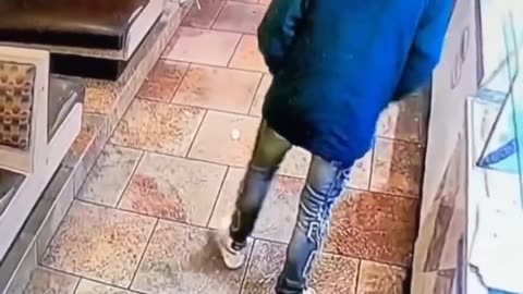 Thief Grabbed and Ran with it😨😮