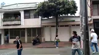 Video: Durante disturbios, hinchas arremetieron contra vehículos particulares