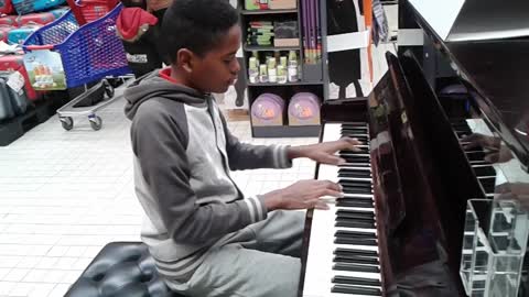Toddler's impromptu piano solo amazes customers at supermarket