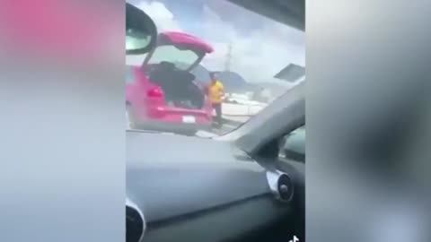 Viral : Uber Eats Driver is Thrown off a Bridge in Road Rage Fight.
