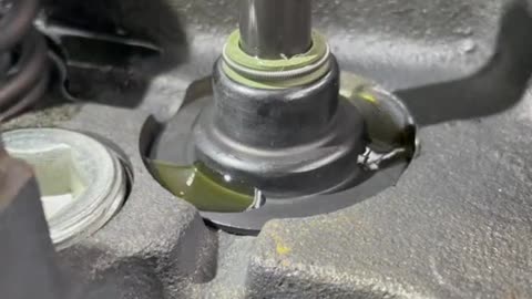 Replace the valve oil seal teaching video