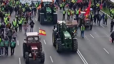 Twenty thousand Spanish farmers in front of the European Commission headquarters in Madrid