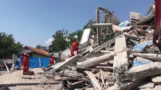 Indonesia abre fosas comunes para los muertos que dejó el terremoto y el tsunami