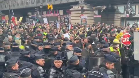 Human tide of protesters against covid tyranny in Paris - police forced to move back