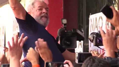 Lula cumple un mes de prisión arropado por la militancia en Curitiba