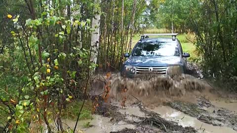 Renault DUSTER was going on a Russian hunt. A lot of dirt goes forward.