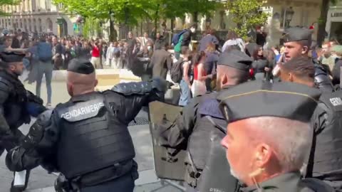 FRANÇA - Protestos estudantes comunistas franceses invadirem a Universidade Sorbonne