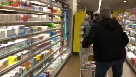 Man goes shopping for free for 1 min