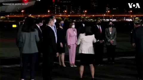 Pelosi Steps Off Plane for Landmark Taiwan Visit