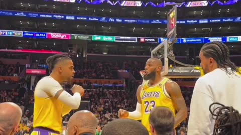 LeBron James and D’Angelo Russell discuss broken play on the bench