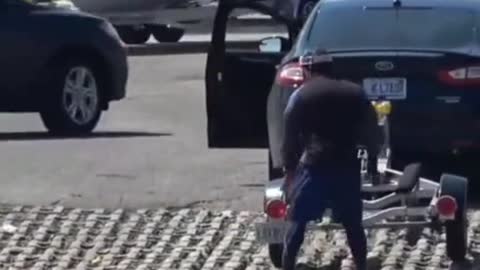 This wave of ridicule from the big truck driver is perfect for repairing the car.