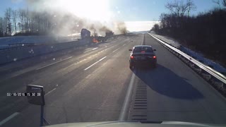 18-Wheeler loses control and explodes against the barrier