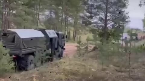 Russian soldiers attack and fire at Ukrainian military vehicles, Ukrainian soldiers surrender