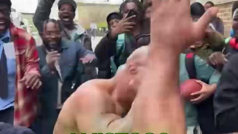 EE.UU | Mike Tyson en un combate en plena calle 😏