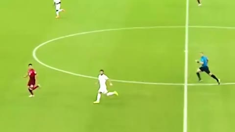 Ronaldo mocking it. SEWEY! Some dizzy defenders. It’s not looking good brev. 🤯