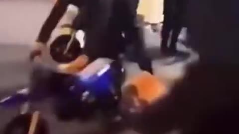 Watch Islamists loot a Yamaha store in France as the police lets them