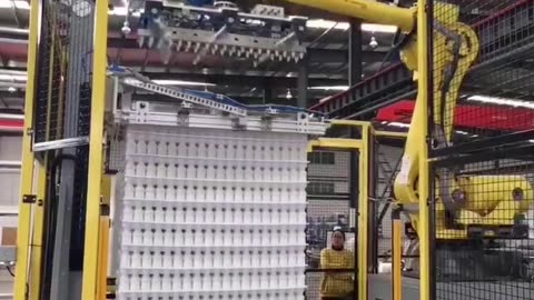 Automatic robot palletizer for bottles with interlayer #palletizer #robotpalletizer #foryou #robot
