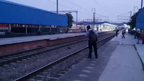 Train pass from Anand Vihar I Running Train sound effect I Fast train sound effect I Train video