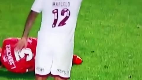 HORRIBLE SCENES as Marcelo Breaks player's leg doing Skills.