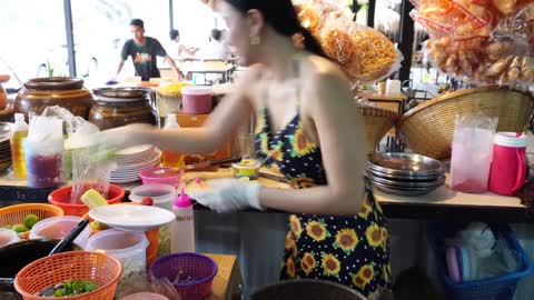 Amazing Grilled Chicken Served By Beautiful Thai Lady - Thailand Street Food