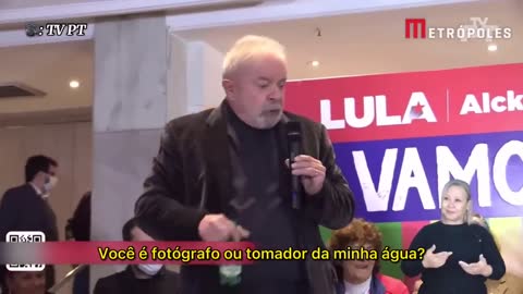 Fotógrafo tenta tirar garrafa de água das mãos de Lula e ex-presidente o repreende