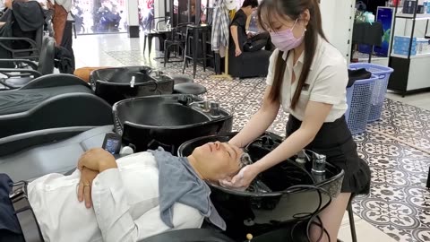Full relaxation service for men at Vietnamese barbershop