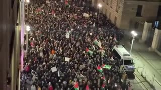 Huge protest in the streets to stop the killing of Palestinians