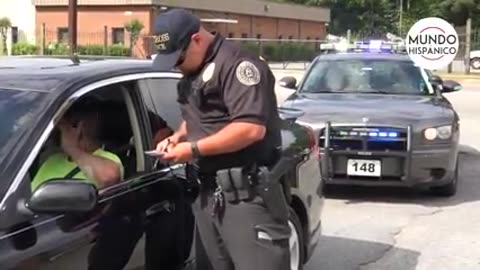 Conductores hispanos sorprendidos por la policía infringiendo la ley