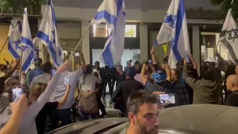 Netanyahu's Wife Was Stuck Inside A Hair Salon For 3 House By Protestors