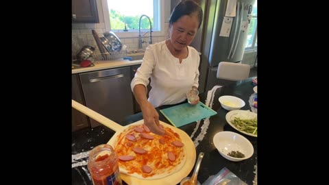 Mae-Thao Makes her first Pizza