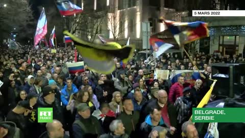 «Serbes et Russes frères pour toujours» - manifestation en soutien à la Russie à Belgrade