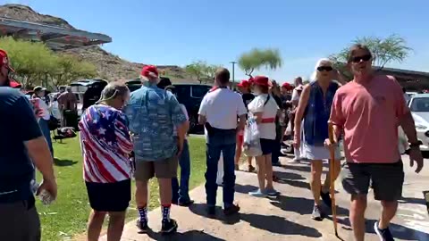 Hundreds of Trump supporters brave the blistering heat in line