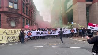 Manchester United fans protest against the Glazers family Today