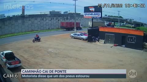 Flagrante: pneu estoura e caminhão cai de viaduto | Primeiro Impacto