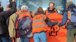 🎥 Bus pushes through mentally unhinged climate protestors.