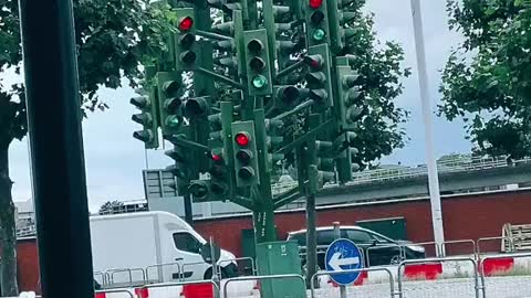 Canary Wharf Traffic Light Display Confuses Onlooker