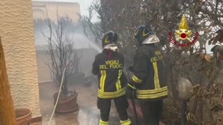 Lecce: bagnanti in fuga da San Cataldo per gigantesco incendio e aria irrespirabile